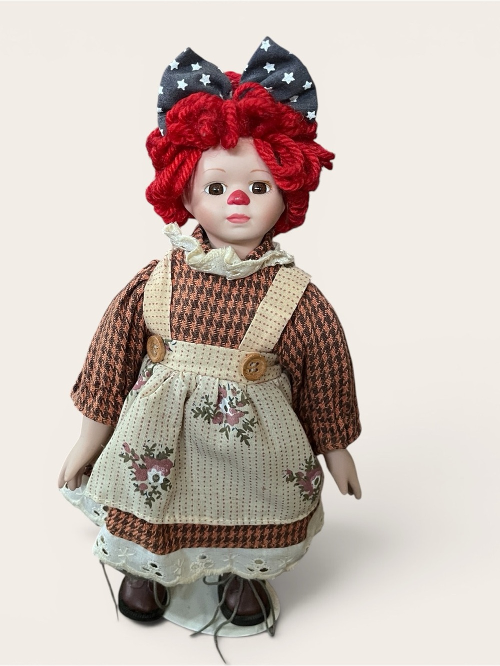 🎀 Vintage Raggedy Ann Style Porcelain Doll – 10” – Display Stand Included 🎀